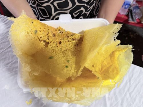 Bánh xèo vàng óng, thơm lừng vừa ra khỏi chảo, hấp dẫn thực khách. Ảnh: Thanh Sang - TTXVN