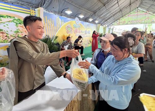 Du khách thích thú nhận bánh xèo do các nghệ nhân và đầu bếp chế biến tại ngày hội. Ảnh: Thanh Sang - TTXVN