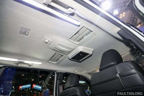 Không gian nội thất Toyota Veloz hybrid với bản cao có màn hình trần xe. Ảnh: Paultan