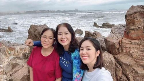 Lê Phương đưa mẹ ruột về quê thăm sui gia.