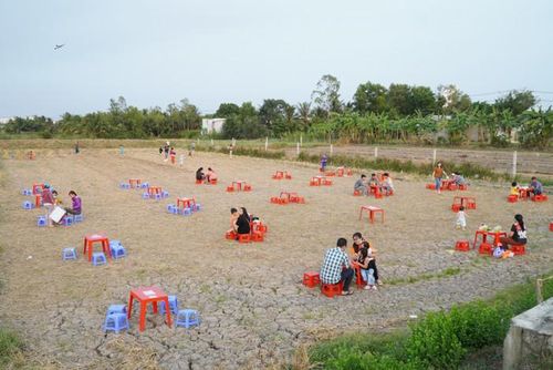 Sau mùa gặt, nhiều người dân ở Trà Vinh tận dụng cánh đồng làm nơi bán nước, bán cà phê. Khung cảnh độc đáo khiến nhiều người thích thú vô cùng. Ảnh: báo Thanh Niên
