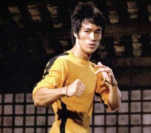 Bộ đồ vàng biểu tượng, tạo nên một trong những tạo hình kinh điển nhất của Lý Tiểu Long.