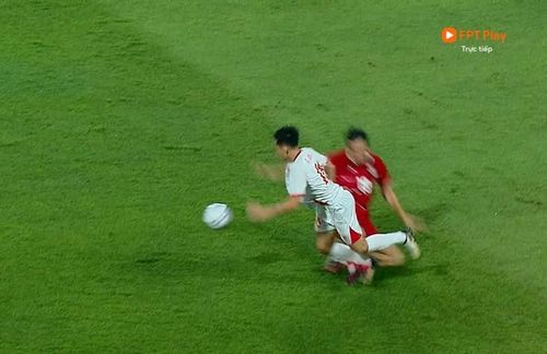 Tuyển Việt Nam dẫn Indonesia 2-0 sau hiệp một, nhưng pha vào bóng nguy hiểm của Thom Haye khiến trận đấu nóng lên. Ảnh chụp màn hình