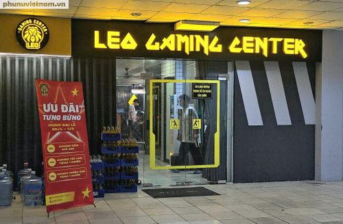 0h, đường phố Hà Nội đã thưa vắng người qua lại. Trái ngược, bên trong Leo Gaming Center - cơ sở 4, tầng 2 B14 Phạm Ngọc Thạch (khu tập thể Phạm Ngọc Thạch, phường Kim Liên) vẫn sáng đèn.