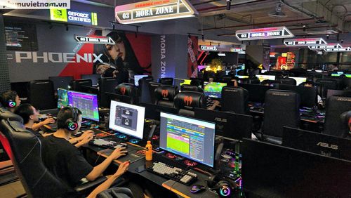Gần 3 giờ sáng, tại Phoenix Esports Arena, tầng 4 tòa thương mại, tòa nhà Geleximco, 897 Giải Phóng, phường Hoàng Mai, không khí vẫn diễn ra sôi động với hàng trăm máy tính. 