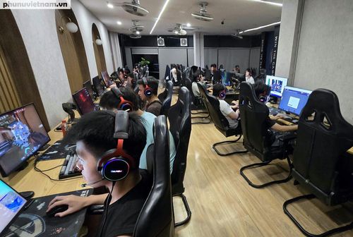 Game X tại cơ sở này có 4 tầng với các khu máy có cấu hình và mức giá khác nhau. Theo giới thiệu của nhân viên, tầng cấu hình cao nhất áp dụng combo đêm 50.000 đồng.