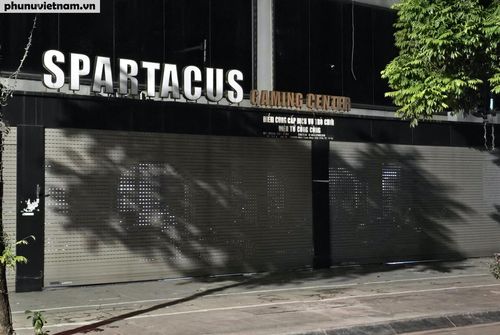 Khoảng 2 giờ sáng, tại Spartacus Gameming Center, số 1 Trương Công Giai (337 Cầu Giấy), phường Cầu Giấy, hoạt động kinh doanh vẫn diễn ra bình thường. Bên ngoài, cửa cuốn được kéo kín. Tuy nhiên, mỗi khi có khách đến, nhân viên ngồi phía sau lập tức bấm nút nâng cửa để khách vào bên trong.