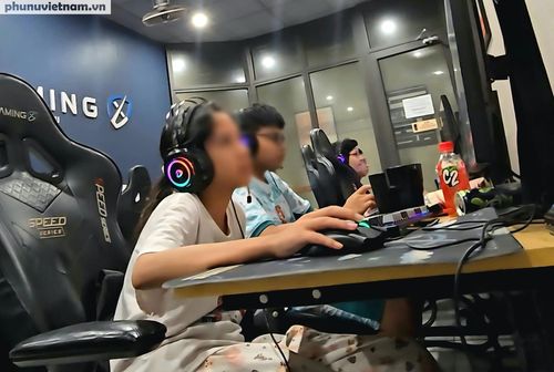 Đáng chú ý, một số người chơi có gương mặt còn rất trẻ, mang dáng dấp học sinh, vẫn ngồi chơi game sau nửa đêm.