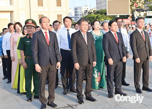 Lãnh đạo tỉnh Khánh Hòa, đại diện các sở, ban, ngành tham dự Lễ chào cờ.