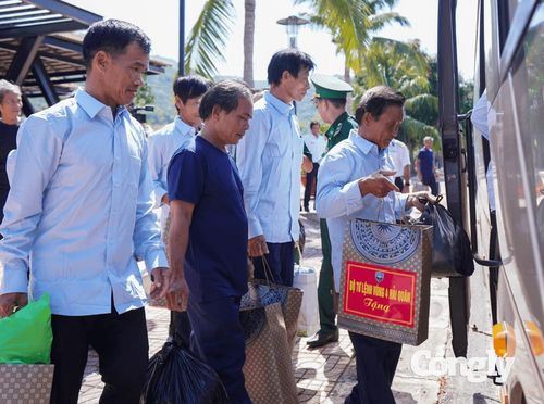 33 ngư dân Quảng Ngãi gặp nạn trên biển được đưa về bờ an toàn.