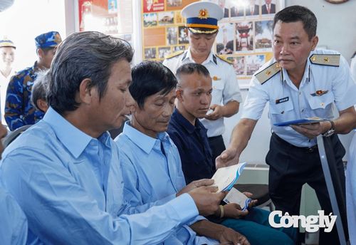 Trao tặng quà cho các ngư dân.