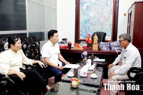 Sau khi được phân tích, giải thích thấu đáo, công dân (ngoài cùng bên phải) đã tự nguyện đến rút đơn.