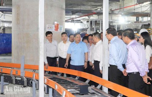 Phó Thủ tướng Thường trực Chính phủ Phạm Gia Túc cùng lãnh đạo Tỉnh ủy, UBND tỉnh An Giang kiểm tra tiến độ một số công trình, dự án trọng điểm phục vụ Hội nghị Cấp cao APEC tại Phú Quốc. Ảnh: Báo An Giang.