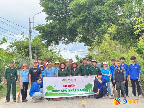 Bí thư Chi bộ Tổ dân phố Bồ Mưng 2 cùng các chi hội đoàn thể tham gia hoạt động Ngày chủ nhật xanh. Ảnh: NGUYỄN ĐỨC THIÊN