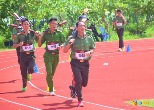 Các vận động viên tranh tài nội dung chạy vũ trang tại hội thao. Ảnh: NGUYÊN KHANG