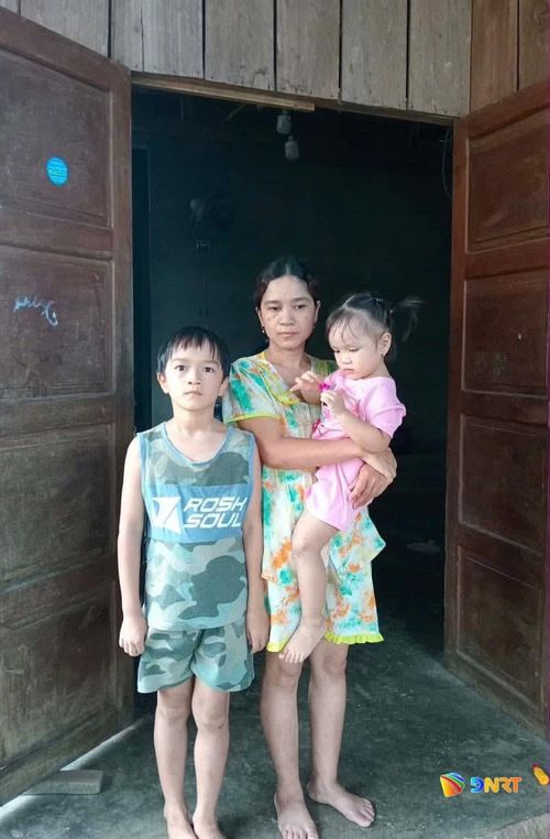 Chị Đỗ Thị Kim Quyên cùng hai con nhỏ đang cần sự chung tay giúp đỡ của cộng đồng, mạnh thường quân để vượt qua biến cố gia đình.