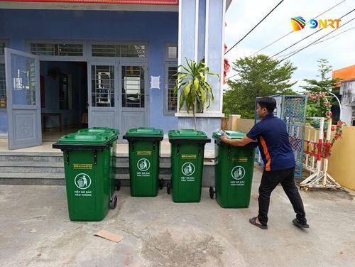 Các địa phương ở khu vực trung tâm thành phố cũng đang mua sắm thêm thùng rác và phân bổ về các thôn để góp phần bảo đảm môi trường. Ảnh: HOÀNG HIỆP