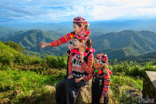 Bạn Chang Khừ Pứ (ở giữa) sáng tạo ra những nội dung chân thực và tôn trọng bản sắc văn hóa địa phương.