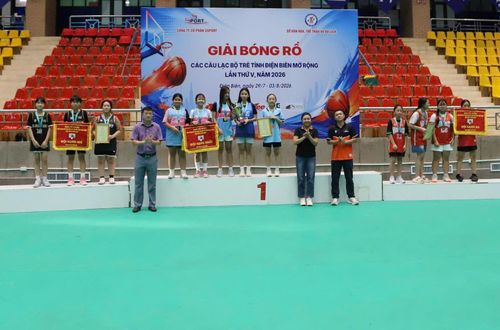 Ban tổ chức trao giải ở nội dung đội nữ.
