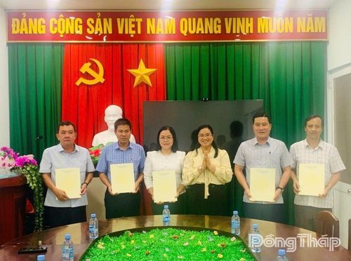 Đồng chí Huỳnh Thị Hoài Thu trao Quyết định tại Đảng bộ Trung tâm Phát triển quỹ đất tỉnh Đồng Tháp.