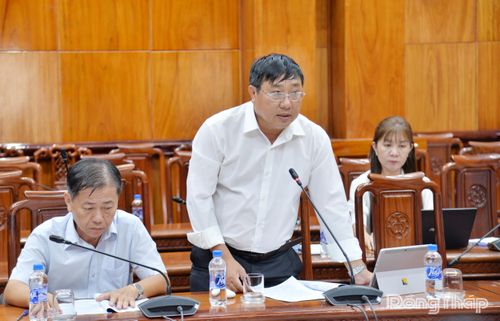 Lãnh đạo các sở, ngành phát biểu tại cuộc họp.