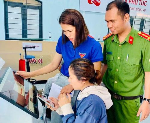 Đoàn viên, thanh niên và lực lượng Công an xã Phú Túc hướng dẫn người dân kích hoạt tài khoản định danh điện tử VNeID. Ảnh: L.N