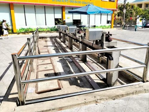  Hệ thống van phai tại hố thu khu vực ngã ba đường Chế Lan Viên - Hàn Mặc Tử (phường Quy Nhơn Nam) đã quá tải, khiến nước thải trong mương dâng cao, tràn qua van phai rồi chảy ra cửa xả ven biển Ghềnh Ráng. Ảnh: V.L 