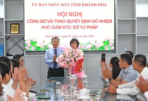 Phó Chủ tịch UBND tỉnh Trần Hòa Nam trao quyết định bổ nhiệm cho bà Lý Thụy Ý Uyên.