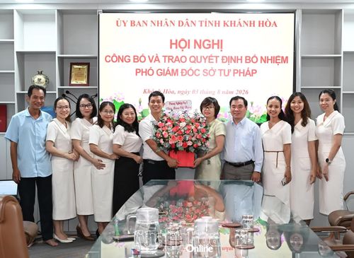 Tập thể Sở Tư pháp tặng hoa chúc mừng bà Lý Thụy Ý Uyên.