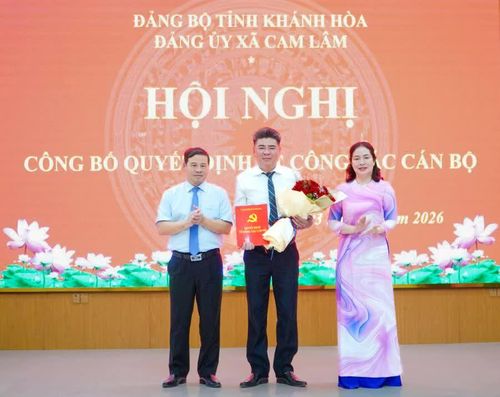 Lãnh đạo Đảng ủy xã Cam Lâm trao quyết định bổ nhiệm cho ông Trần Phan Quý.