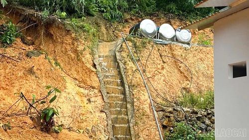 Tại xã Quy Mông, nhiều ngôi nhà nằm trong vùng có nguy cơ sạt lở cao đã được cảnh báo, sơ tán.