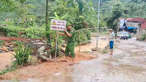 Các điểm có nguy cơ mất an toàn đều được cắm biển cảnh báo.
