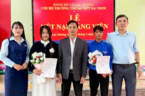 Những đoàn viên, học sinh ưu tú của Trường THCS - THPT Đạ Nhim được kết nạp Đảng