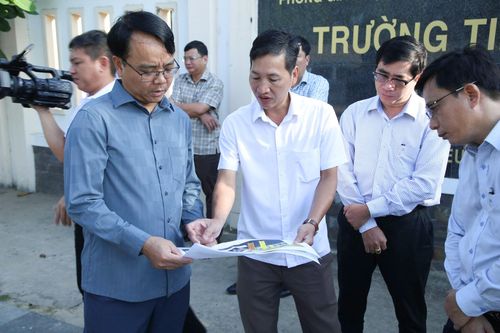 Đồng chí Đặng Hồng Sỹ, Phó Bí thư Thường trực Tỉnh ủy yêu cầu các đơn vị liên quan phải xác định mốc thời gian hoàn thành các hạng mục của dự án