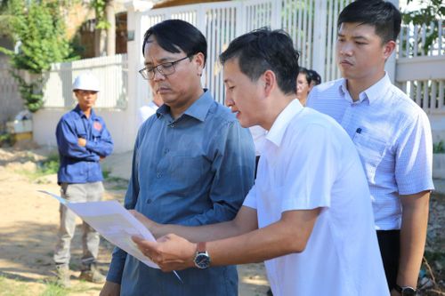 Đồng chí Hoàng Văn Đồng, Phó Giám đốc phụ trách Ban Quản lý dự án đầu tư xây dựng khu vực Phan Thiết báo cáo tiến độ thi công