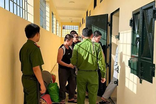 Tiếp nhận can, phạm nhân vào khu giam giữ tại trụ sở mới