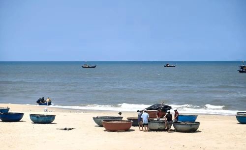 Một góc làng biển Hà Lộc lúc giữa trưa. Ảnh: Bích Ngọc.