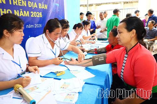 Người dân xã Đức Nhàn được các y, bác sĩ tận tình khám và tư vấn chăm sóc sức khỏe.