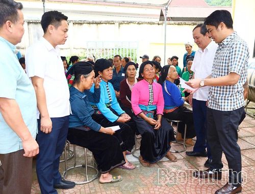 Lãnh đạo Sở Y tế cùng đại diện cấp ủy, chính quyền xã Đức Nhàn thăm hỏi, nắm bắt tâm tư, nguyện vọng của người dân đến tham gia chương trình.
