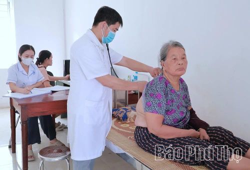 Khám bệnh cho người cao tuổi tại Trạm y tế xã Yên Lập.