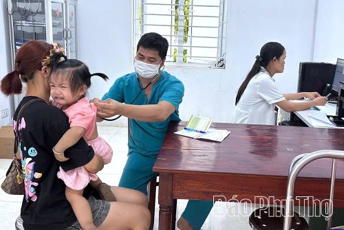 Khám sàng lọc cho trẻ nhằm đảm bảo an toàn trước tiêm chủng.