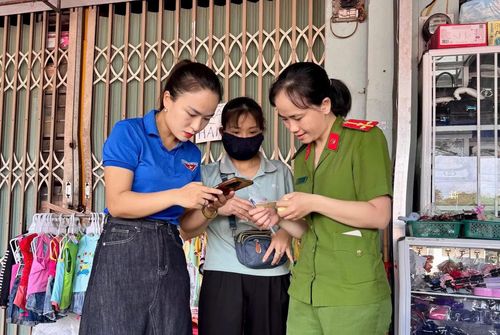 Lực lượng Công an và đoàn viên, thanh niên trực tiếp hỗ trợ người dân sử dụng hiệu quả các tiện ích trên ứng dụng VNeID - Ảnh: M.H