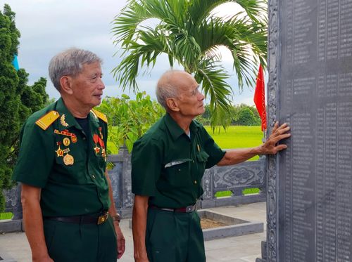Nhiều cựu chiến binh Trung đoàn 27 tìm thấy tên đồng đội tại Khu tưởng niệm và Đền thờ 2.500 liệt sĩ Trung đoàn 27 ở làng Phương Ngạn, thôn Bắc Long, xã Ái Tử - Ảnh: T.L