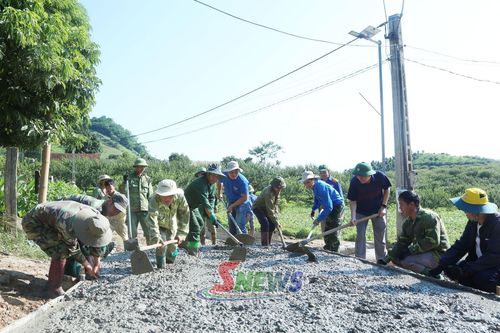 ĐVTN xã Phiêng Khoài cùng nhân dân bản Co Mon đổ bê tông tuyến đường nội bản.