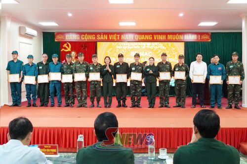Lãnh đạo xã Gia Phù trao giấy khen cho các tập thể và cá nhân hoàn thành xuất sắc nhiệm vụ diễn tập phòng thủ năm 2026.