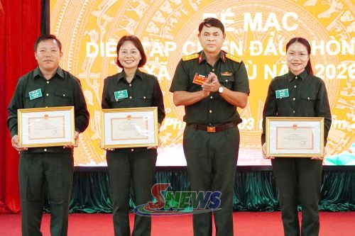 Đại diện Bộ Chỉ huy Quân sự tỉnh trao giấy khen cho tập thể và các cá nhân có thành tích xuất sắc.