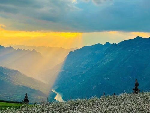 Cảnh sắc thiên nhiên hoang sơ, hùng vĩ là một trong những điểm nhấn thu hút khách du lịch tìm đến Tuyên Quang.