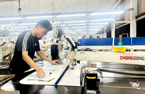 Công ty CP Đầu tư và Thương mại VietCap tối ưu hóa dây chuyền sản xuất để nâng cao năng suất, đáp ứng các đơn hàng may mặc xuất khẩu sang thị trường Nhật Bản.