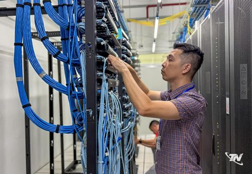 Cán bộ Trung tâm Công nghệ thông tin và Truyền thông (Sở Khoa học và Công nghệ) kiểm tra hệ thống thiết bị và đường truyền, bảo đảm hạ tầng dữ liệu vận hành ổn định, thông suốt và an toàn.