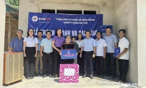 Chia sẻ niềm vui cùng bà Lương khi có căn nhà mới từ sự hỗ trợ của Công ty Điện lực Huế.